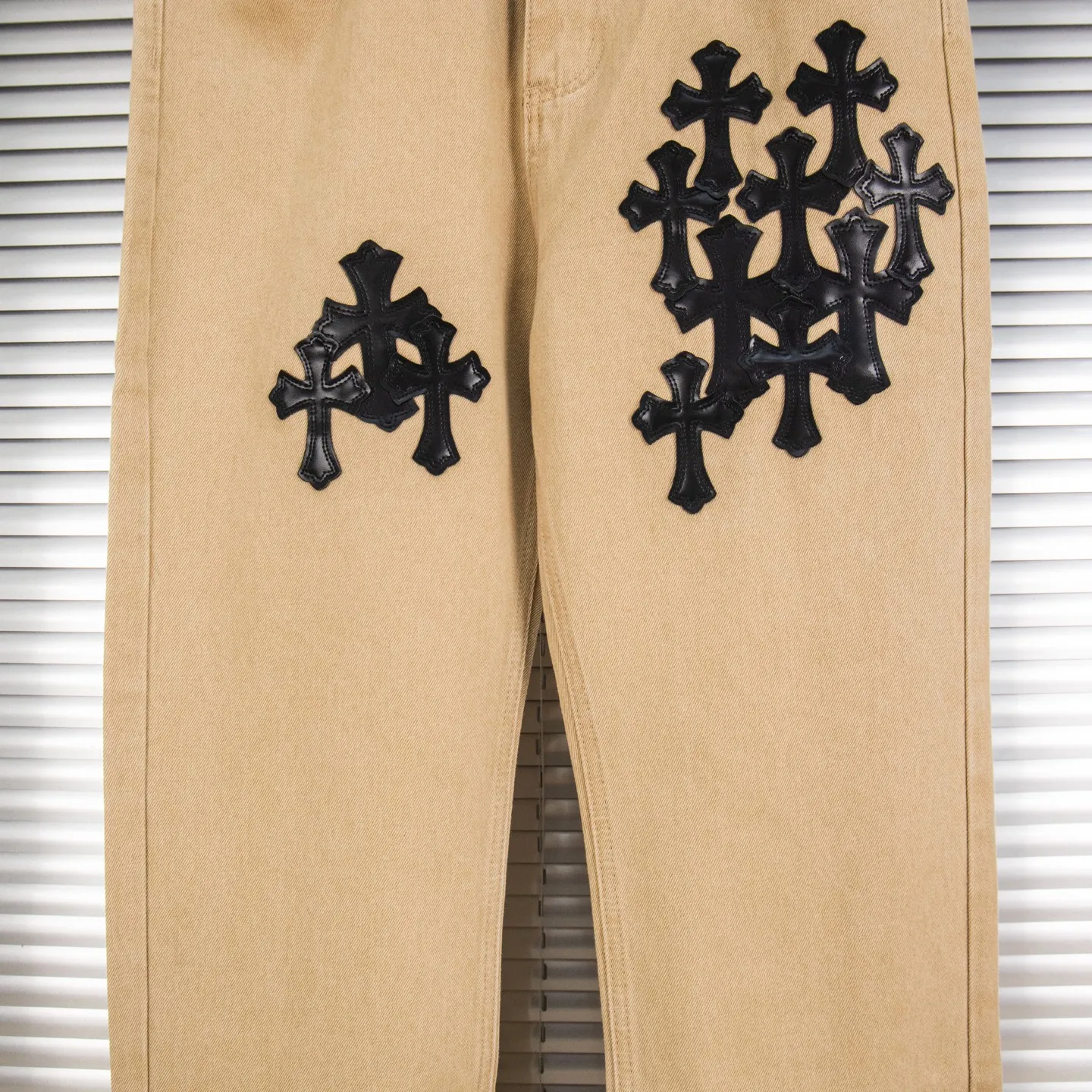 P240 Chrome Hearts 2025 New Miami Limited Couple Washed Jeans with Multiple Black Cross Leather Labels is a hot item this season and is sought after by countless celebrities and fashionistas. The neat details of the cutting process add color to the playful fashion! The neat and meticulous design, and the well-fitting structure is unique. The upper body not only has outstanding recognition, but also looks younger and younger. A style with the ultimate wearing meaning and performance, gorgeous color matching, and the craftsmanship of this style is also extremely extraordinary. After the finished product is washed, it is disassembled and hand-made with sheepskin cross leather and then spliced ​​together to complete. The whole piece has too many craftsmanship to describe. It is decorated with patchwork cross flowers and high-waisted washed jeans! ! Absolutely high-end luxury product, a god-level single product, a super popular product, made with top heavy industry, a magic weapon that cannot be missed in the street. Style number: 1866# Size: 28 30 32 34 Color: khaki pink khaki black
